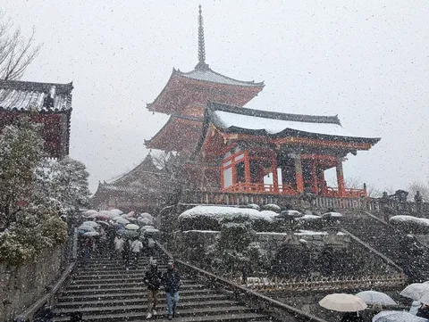 雪舞う古都の情景