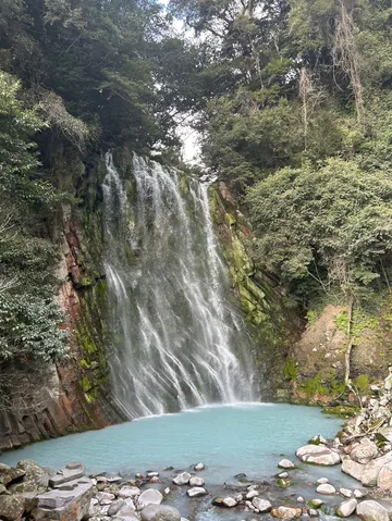 碧い泉へ注ぐ緑の滝