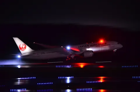 夜の滑走路、離陸の瞬間