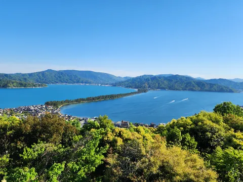 青い海と緑の砂州が美しい絶景