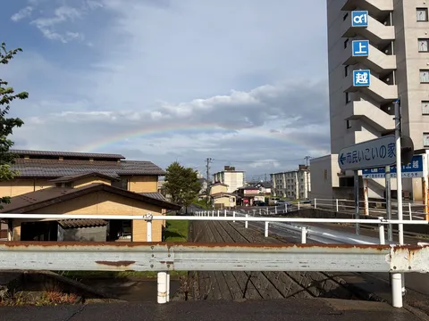 雨上がりの虹と街並み