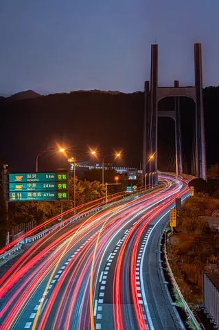 光が織りなす夜の道
