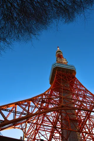 青空に映える朱色の塔
