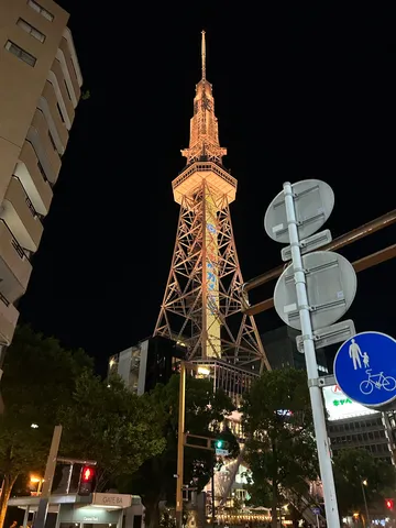 夜空にそびえる光の塔