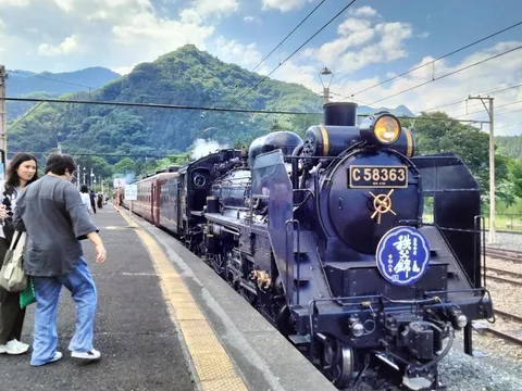プラットホームのSL、旅の始まり
