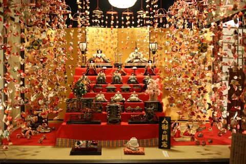 ひな壇に広がる華やかな世界
