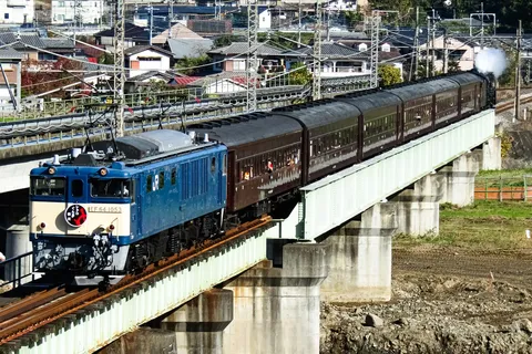 鉄橋を渡る、青と茶の列車旅