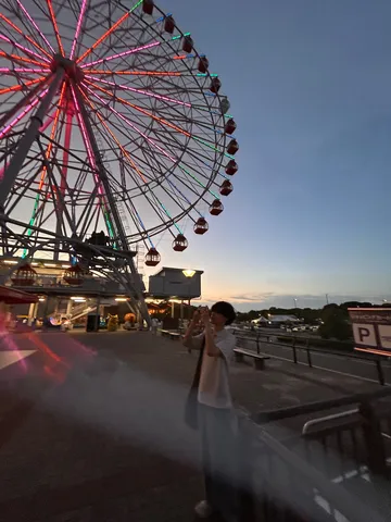 煌めく観覧車を写す視点