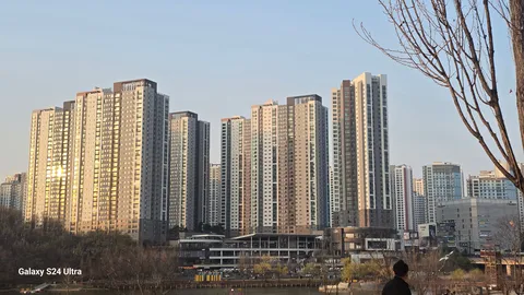 夕照に浮かぶ高層群