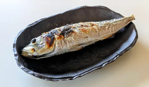 香ばしさに惹かれる、焼き魚の静かな食卓
