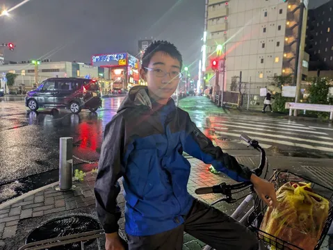 雨上がりの都会の夜道