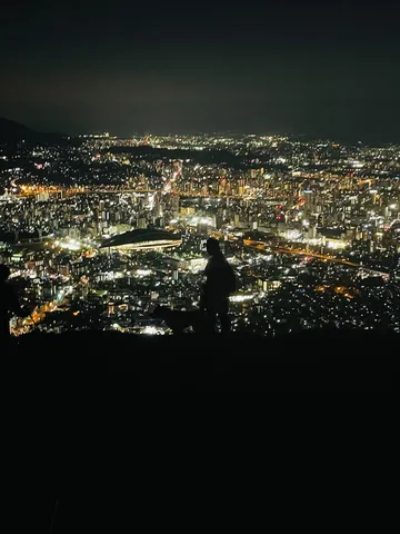 夜景を独り占め、街の灯りに包まれて