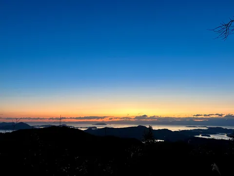 夕暮れと影の水平線