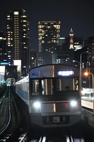 煌めく夜景と光の帯を走る