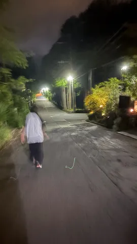 夜道に灯る街灯と人影