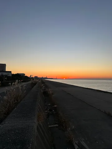 夕暮れ、海沿いの静かな道