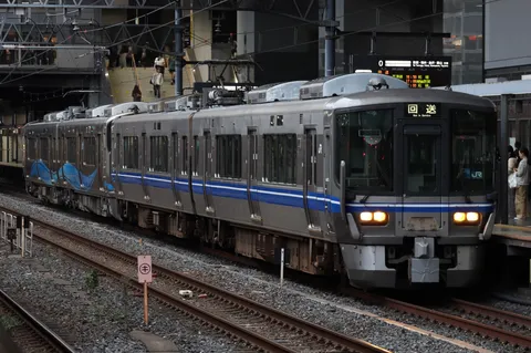 ホームを走る銀色の列車