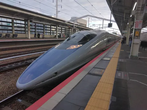 未来へ滑る新幹線