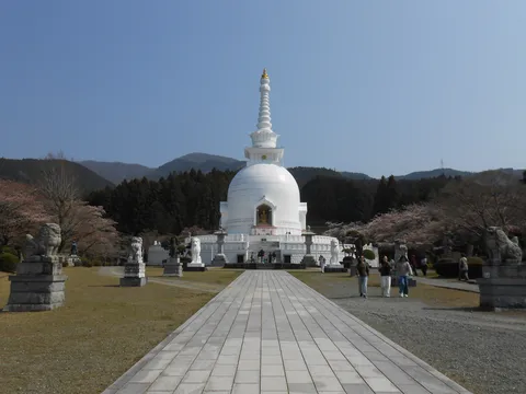 青空に映える白亜の仏塔