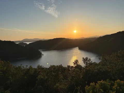 湖面にほどける夕陽