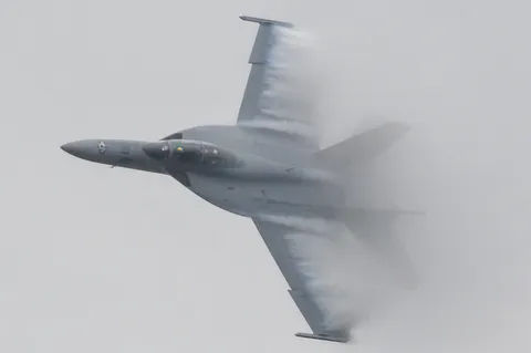 水煙を纏う戦闘機
