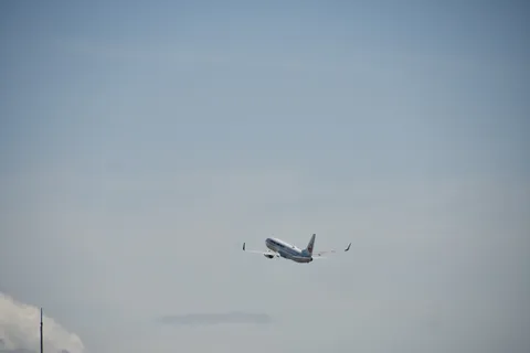 青空に旅立つ航空機
