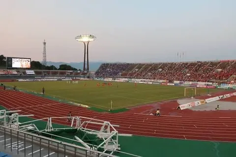 夕暮れスタジアムの灯り