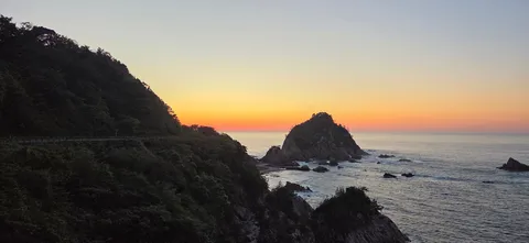 黎明の断崖、光の海