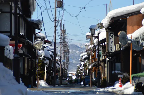 雪と電線が織りなす冬景色