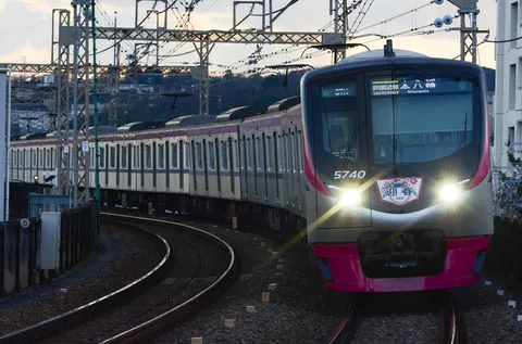 初春の息吹、疾走する列車