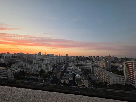 茜色の空と広がる街並み