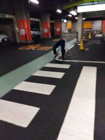 駐車場でアクロバティックポーズ