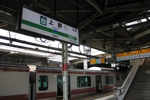 駅の日常、電車待ちの瞬間