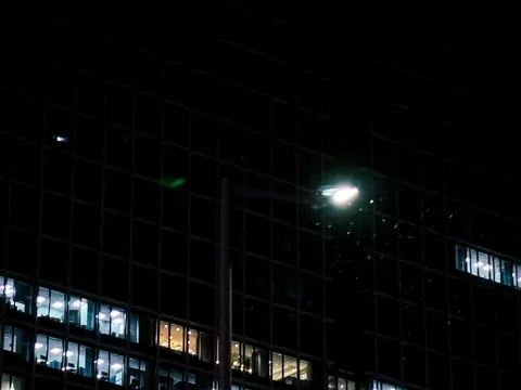 夜景に灯る街灯の光