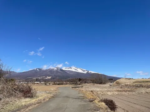 澄みわたる空、雪化粧の峰々