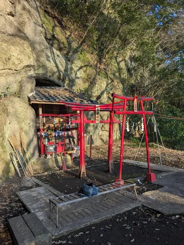 岩陰の静寂、赤き鳥居