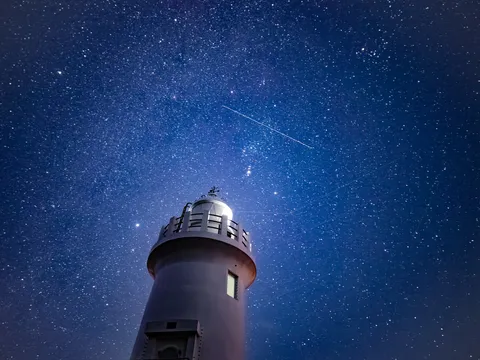 星空を見上げる観測ドーム