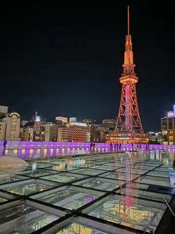 水面に映る、光の塔の夜