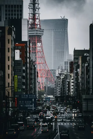 雨の街にそびえる鉄塔
