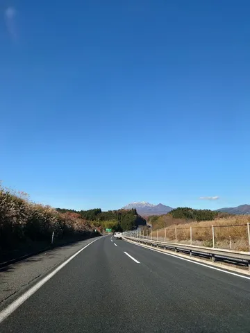 どこまでも続く道と雄大な山景色