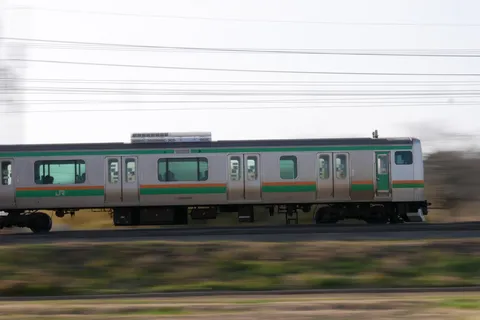 疾走する銀色の車窓