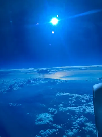 青い空と雲の海、太陽の光芒