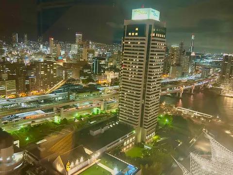 ホテルから見下ろす夜の輝き
