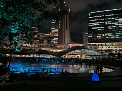 都会の夜を彩る青い光