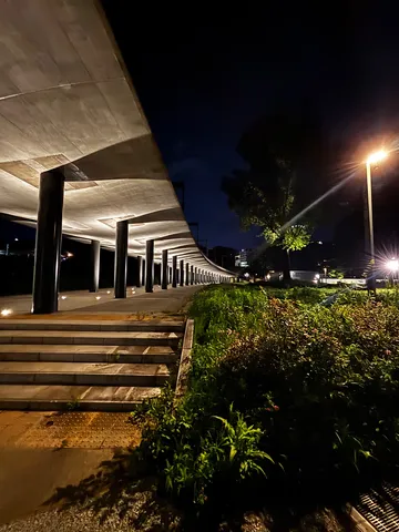 夜の回廊、光と影のコントラスト