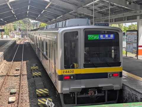 駅のホームに佇む車両