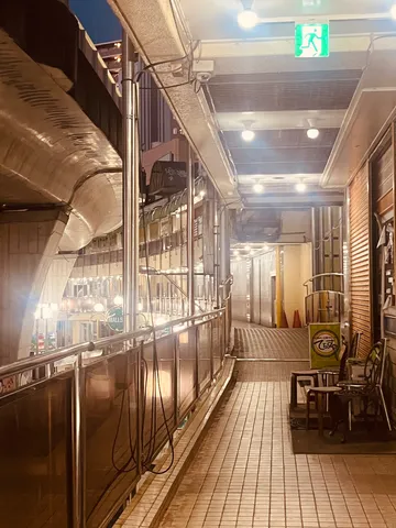 夜の通路、未来への誘導