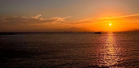 茜色の海に沈む太陽