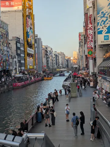 活気あふれる運河の街角