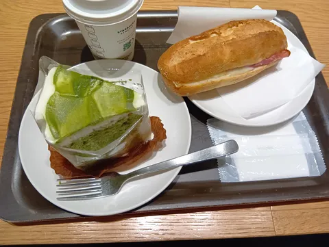 緑と長い朝のカフェ時間